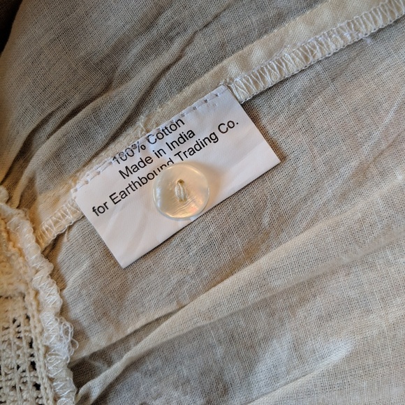 Earthbound bell sleeve cold shoulder top - Size M - Picture 5 of 5